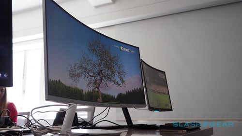 Hiện tại, Samsung CFG70 phiên bản 23,5 inch có giá bán ở mức 399 USD. Mẫu Samsung CFG70 bản 27 inch có giá bán ở mức 499 USD. Riêng mẫu Samsung CF791 với kích thước khung hình đến 34 inch có giá bán ở mức 999 USD.