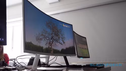 Hiện tại, Samsung CFG70 phiên bản 23,5 inch có giá bán ở mức 399 USD. Mẫu Samsung CFG70 bản 27 inch có giá bán ở mức 499 USD. Riêng mẫu Samsung CF791 với kích thước khung hình đến 34 inch có giá bán ở mức 999 USD.