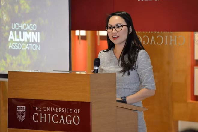 Nu tien si hoa phuc vu bar de xam nhap the gioi mai dam