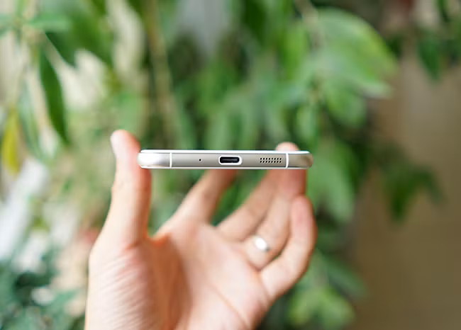 Máy trang bị cổng USB Type-C kiểu mới, bên cạnh là loa ngoài được bố trí dưới thân máy.