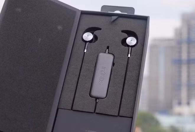 Sản phẩm thứ 3 Infinix giới thiệu là tai nghe khử tiếng ồn XE02 với giá 490.000 đồng. Máy trang bị bộ xử lý bên trong, cho phép điều chỉnh âm thanh theo từng thể loại nhạc.