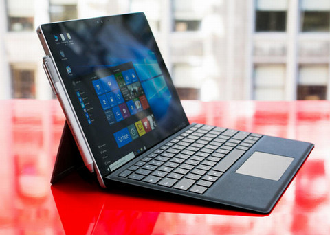 Microsoft Surface Pro 4. Microsoft Surface Pro 4 là thay thế tuyệt vời cho Surface 4. Phiên bản mới này nghiêng về máy tính hơn là máy tính bảng nhờ chạy Windows 10, màn hình 12,3-inch và bàn phím “Type Cover”... nhưng bàn phím này được bán tách riêng với thiết bị.