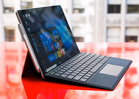 Microsoft Surface Pro 4. Microsoft Surface Pro 4 là thay thế tuyệt vời cho Surface 4. Phiên bản mới này nghiêng về máy tính hơn là máy tính bảng nhờ chạy Windows 10, màn hình 12,3-inch và bàn phím “Type Cover”... nhưng bàn phím này được bán tách riêng với thiết bị.