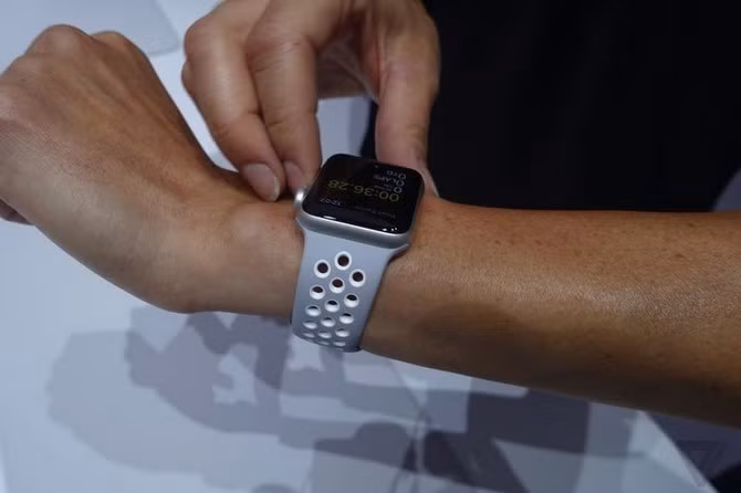 Ngoài ra, nếu là một người thích nhãn hiệu Nike thì Apple cũng bán kèm theo một phiên bản đặc biệt của Apple Watch Series 2 với dây đeo cao su thời trang do Nike thiết kế.