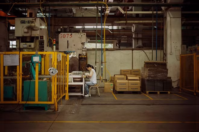 Có thể coi Foxconn là một thành phố thu nhỏ, nơi làm việc của hàng trăm nghìn nhân viên. Sau khi qua cửa kiểm tra an ninh, Mari Bastashevski có thể đi lang thang khắp nơi trong "thành phố" này mà không bị các nhân viên an ninh (chủ yếu là người của Apple) chặn lại.