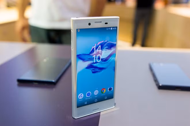 Xperia X Compact: Sony là hãng di động hiếm hoi còn chú ý đến phân khúc di động cao cấp màn hình nhỏ. Nối tiếp chiếc Z5 Compact, X Compact tiếp tục sử dụng màn hình 4,6 inch 720p, nhưng trang bị camera đẳng cấp nhất với cảm biến 23 megapixel.