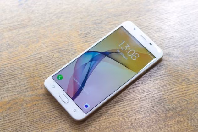 Samsung Galaxy J Prime (6,29 triệu đồng): J Prime hứa hẹn sẽ đại náo nhóm di động tầm trung nhờ sự đầu tư mạnh mẽ từ Samsung. So với các model dòng J trước đây, J7 Prime được nâng cấp khá mạnh mẽ, từ vỏ kim loại, kính 2,5D, cho đến cấu hình với chip 8 nhân, RAM 3 GB hay camera khẩu độ f/1.9. Máy sẽ lên kệ từ ngày 23/9.