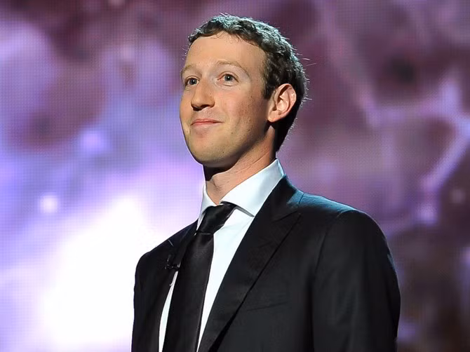 1. Mark Zuckerberg - Đồng sáng lập kiêm CEO Facebook: Năm qua là một năm thành công lớn của Mark Zuckerberg. Tại hội nghị các nhà phát triển thường niên F8 của Facebook hồi tháng 4/2016, vị tỷ phú trẻ đã vạch ra một lộ trình 10 năm cho Facebook, trong đó tập trung vào mảng video, tìm kiếm, và các ứng dụng khác như Instagram và WhatsApp. Còn kế hoạch dài hạn của công ty sẽ hướng đến các dự án lớn hơn như máy bay không người lái, trí thông minh nhân tạo và thực tế ảo.