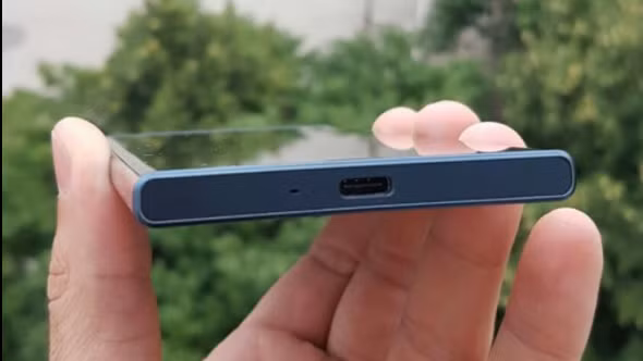 Loạt ảnh thực tế cho thấy smartphone Sony F8331 sở hữu thiết kế khá lạ lẫm, phần đầu trên và dưới được làm phẳng thay vì 4 góc bo tròn, trong khi hai cạnh bên được uốn cong.