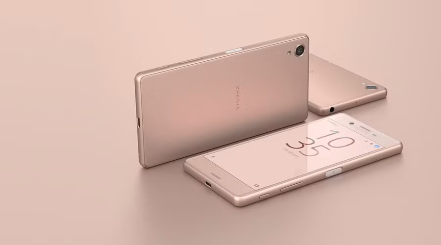 Về cấu hình, Xperia X sử dụng vi xử lý 6 lõi Qualcomm Snapdragon 650, màn hình 5 inch full-HD được vê cong 2,5D, RAM 3GB, bộ nhớ trong 64GB (hỗ trợ thẻ nhớ tối đa 200GB) và cảm biến vân tay một chạm ở cạnh phải. Camera của Xperia X cùng loại với Xperia Z5 và Z5 Dual, tích hợp cảm biến 23MP kích thước 1/2,3", ống kính G 24mm khẩu độ mở f/2.0 tích hợp công nghệ lấy nét lai Hybrid AF.