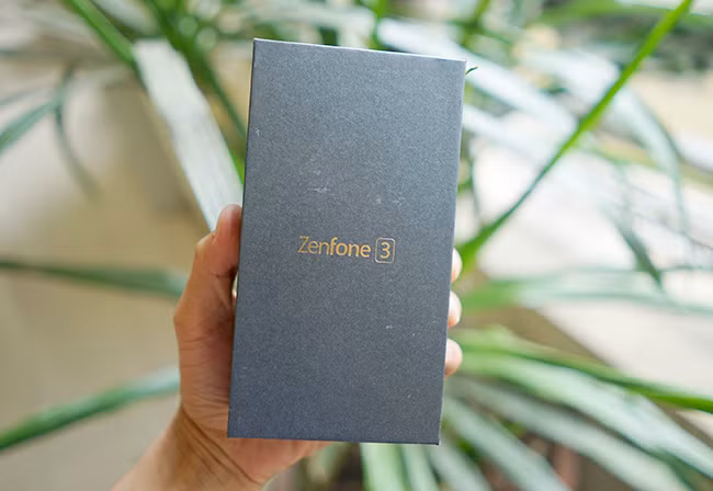 Asus Zenfone 3 có thiết kế hoàn toàn mới so với thế hệ trước, trông sang trọng hơn nhờ những đường nét bo tròn kết hợp với những đường cắt kim loại ở cạnh viền trông chắc chắn hơn.
