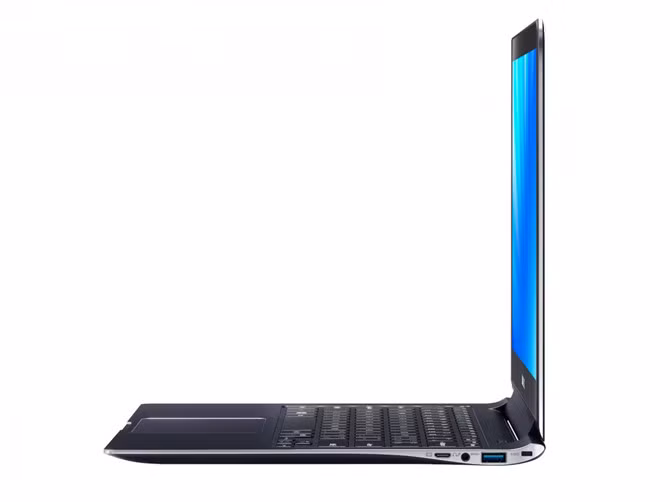 6. Samsung Ativ Book 9 Pro. Không đi theo xu hướng viền màn hình siêu mỏng như Gram hay XPS, Ativ Book 9 Pro tạo ra sự khác biệt bằng cả nắp máy chứa màn hình cực mỏng. Nét lượn mảnh chạy dọc cạnh bên của máy rồi khéo léo phình ra để chứa các cổng kết nối và kết thúc ở gáy máy gợn cong một chút đỡ bản lề. Chiếc laptop "con cưng" của Samsung thật mềm mại và quyến rũ.
