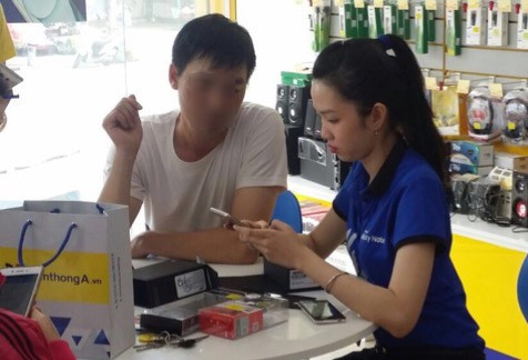 Anh Trần Văn Tr. đem gần 19 triệu đồng tiền lẻ đi mua Note 7. Ảnh: VTA.