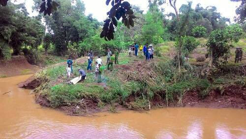 Tổ chức truy tìm những người bị mất tích, trong đêm, cảnh sát và người dân địa phương phát hiện bé Tẩn Mai Phương (2 tuổi, con gái lớn anh Nải) chết dưới suối, bị đá đè lên. Ảnh: Facebook Tây Bắc 24H.
