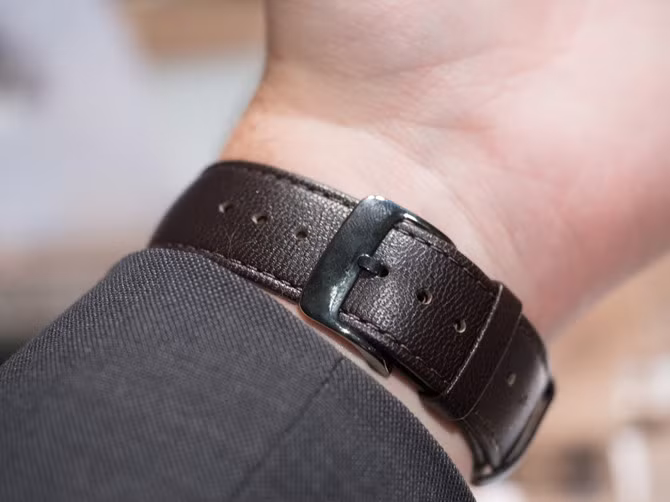 Dây đeo của Zenwatch 3 được hoàn thiện từ da thật với những đường chỉ chặn nổi rất thời trang, sợi dây này có các đầu ngàm để kết nối với thân máy rất chắc chắn và tạo cảm giác ôm tay hơn. Đáng tiếc là Zenwatch 3 chỉ tương thích các mẫu dây theo tiêu chuẩn riêng của Asus.