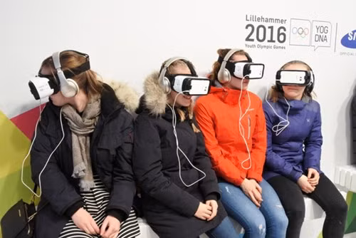 Xem Thế vận hội bằng kính thực tế ảo. Kênh truyền hình NBC đã công bố kế hoạch phát trực tiếp 85 tiếng các bộ môn thi đấu, bao gồm lễ khai mạc và lễ bế mạc, các trận thi đấu bóng rổ, thể dục, điền kinh, boxing của Olympic 2016 dưới dạng thực tế ảo dành cho người dùng Gear VR. Nội dung được trình chiếu không hoàn toàn miễn phí, người dùng phải sử dụng ứng dụng NBC Sports và đăng nhập thông qua tài khoản truyền hình cáp trả tiền.