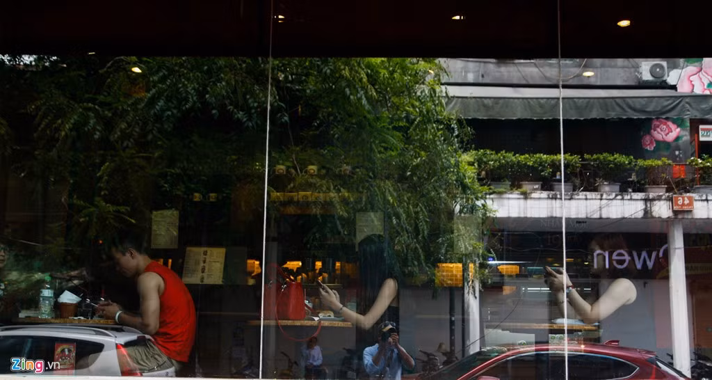 Nhiều người vào ngồi trong quán cafe chủ yếu để truy cập Internet từ điện thoại, thậm chí có bạn ngồi cùng họ cũng không hề nói chuyện.
