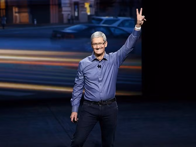 7. Tim Cook - CEO Apple: Trong 12 tháng qua, Cook đã dẫn dắt gã khổng lồ công nghệ Apple cho ra đời nhiều sản phẩm mới như Apple Music (thu hút 6,5 triệu thuê bao trả tiền trong tháng đầu tiên sau thời gian dùng thử miễn phí); phát hành Apple TV 4, có thể chạy các ứng dụng của bên thứ ba và truy cập Siri; cũng như giới thiệu iPad Pro, tablet lớn nhất của công ty này. Theo Cook, Apple cũng vừa đầu tư 1 tỷ USD vào Didi Chuxing, ứng dụng gọi xe của Trung Quốc đang trực tiếp đối đầu với Uber.