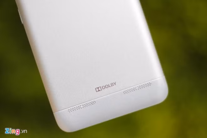 Dải loa ngoài được bố trí ở nửa dưới. Vibe K5 sử dụng công nghệ âm thanh Dolby cho khả năng chơi nhạc, xem film ấn tượng hơn. Người dùng có thể tắt mở chế độ này trên thanh điều khiển nhanh.