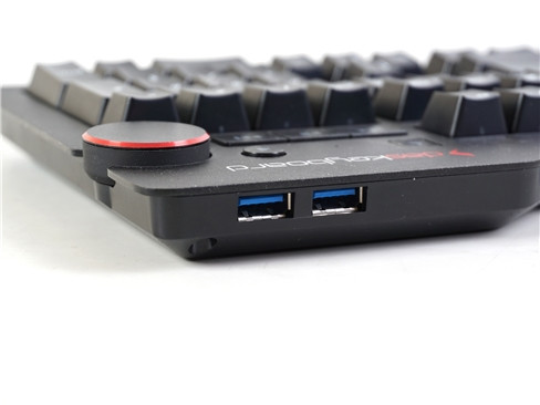 2 ngõ USB tích hợp trên Das Keyboard 4 Professional for MAC. Hiện tại, Das Keyboard 4C Professional và Das Keyboard 4 Professional for MAC có giá bán lần lượt ở mức 2,7 triệu đồng và 4,5 triệu đồng (giá do nhà phân phối AZAudio cung cấp).