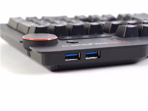 2 ngõ USB tích hợp trên Das Keyboard 4 Professional for MAC. Hiện tại, Das Keyboard 4C Professional và Das Keyboard 4 Professional for MAC có giá bán lần lượt ở mức 2,7 triệu đồng và 4,5 triệu đồng (giá do nhà phân phối AZAudio cung cấp).
