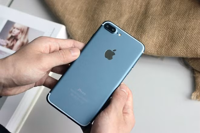 Apple iPhone 7 Plus: So với iPhone 7, sức hút của iPhone 7 Plus trong những ngày đầu có thể sẽ lớn hơn nhiều do máy được cho sở hữu camera kép. Hiện chưa rõ camera kép này sẽ mang đến trải nghiệm chụp hình khác biệt ra sao nhưng chỉ cần Apple chứng minh được sự vượt trội của nó, iPhone 7 Plus chắc chắn sẽ thành món hàng hot.
