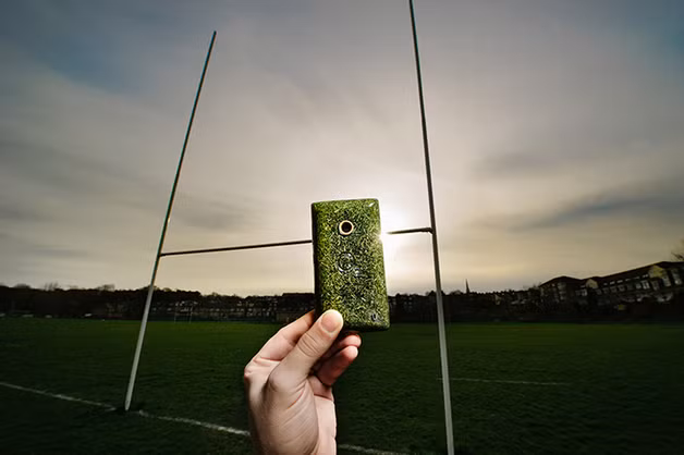 Nhà thiết kế Sean Miles của DesignWorks đã tốn hơn 240 giờ để làm bộ vỏ của chiếc smartphone này bằng cách dùng cỏ được sấy khô trong vòng 2 giờ sau khi cắt và sau đó được đúc trong một lớp nhựa thân thiện với môi trường. Kết quả có được là một chiếc smartphone màu xanh lá với các họa tiết rất bắt mắt.