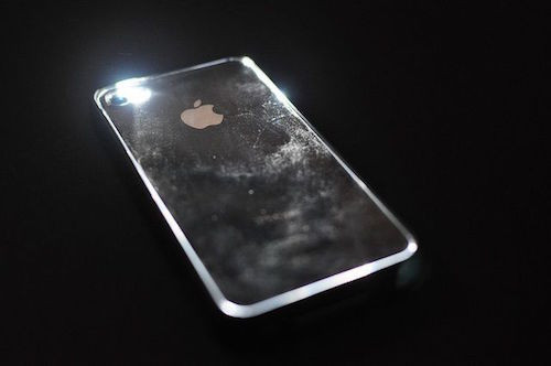 Đèn flash ở mặt sau iPhone phát sáng khi có tin nhắn, cuộc gọi tới.