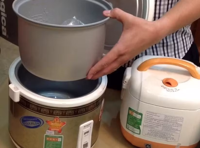 Cụ thể, một nồi cơm điện thường nấu được từ 5.5 – 10 cốc gạo (1L cho đến 1.8L), trong đó 5 cốc gạo được tính là đủ cho 5 người ăn trong 1 bữa.