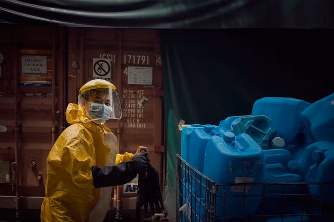 Thành phố này chỉ tấp nập vào các khung giờ: 6-7h sáng, 4-5h chiều, khi dòng công nhân dài dằng dặc đổ về nơi làm việc của họ theo 3 hàng...