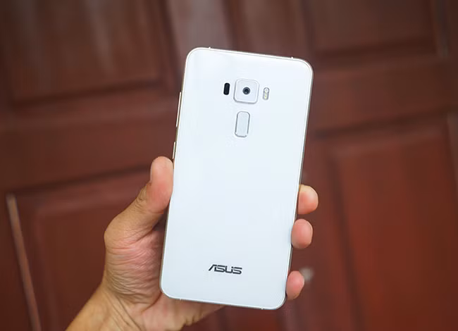 Bên cạnh đó, Asus cũng nâng cấp cấu hình cho mẫu Zenfone 3, máy chạy Android OS v6.0.1 (Marshmallow) sử dụng vi xử lý Qualcomm MSM8953 Snapdragon 625, RAM 4GB, bộ nhớ trong 64GB.