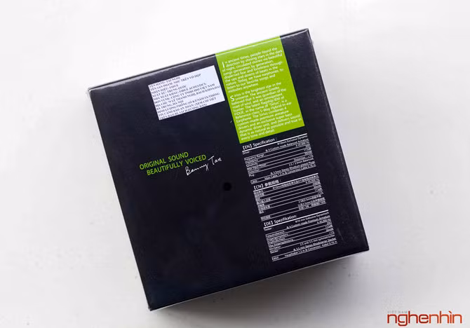 Mặt sau hộp có đầy đủ các thông số kĩ thuật của A91 cùng chữ kí của Benny Tan - nhà sáng lập Fidue Audio. Hãng cũng đã cẩn thận in thông số ở tiếng Anh, tiếng Trung và cả tiếng Đức. Đáng chú ý là đáp tuyến tần số khá rộng, từ 4Hz – 45kHz.