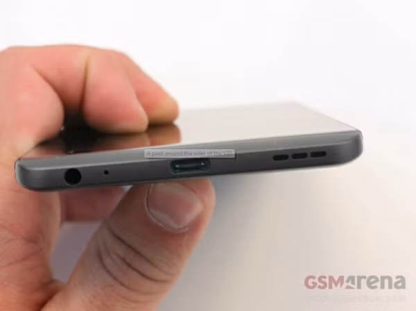 Camera selfie ở mặt trước chuyển về dạng đơn với độ phân giải 5 megapixel và ống kính f/1.9 Ngoài ra V20 còn là smartphone đầu tiên trên thế giới sử dụng công nghệ chống rung EIS của Qualcom. Phím nhận diện vân tay ở dưới cụm camera kép.