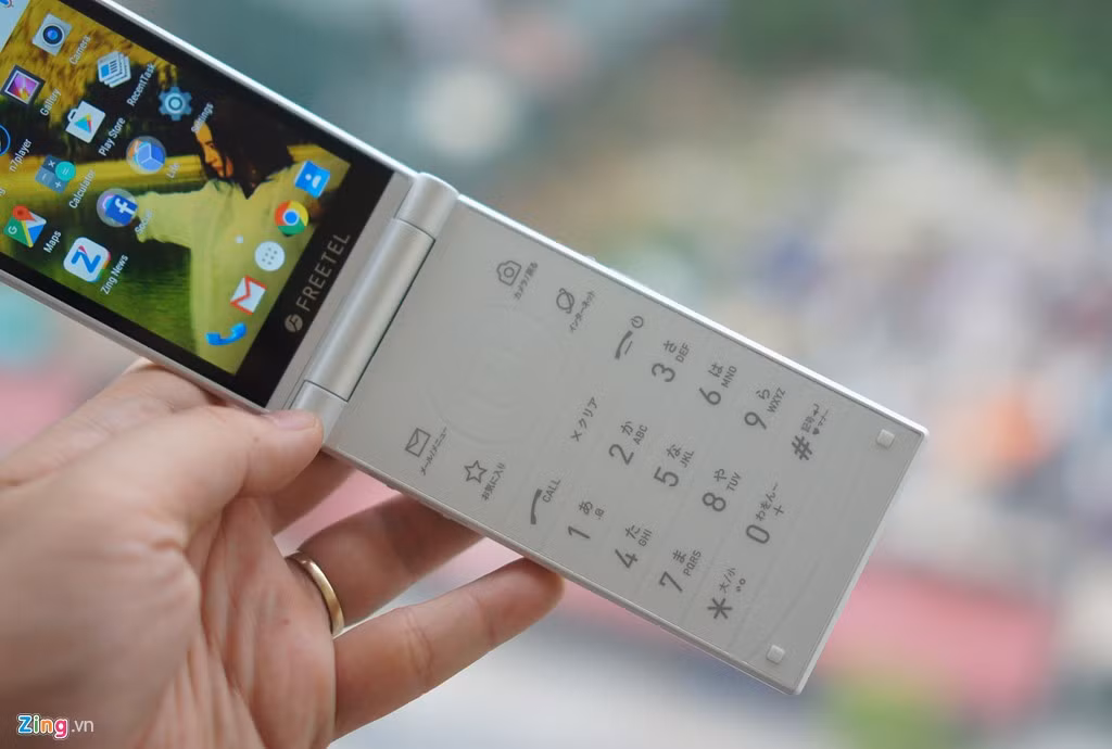 Phần bàn phím của máy được làm lớn, phẳng. Cảm giác bấm phím hơi ọp ẹp. Người dùng cũng có thể dùng bàn phím này để gõ nếu muốn.