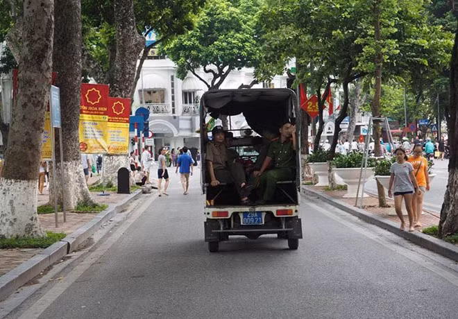 Ôtô biển xanh đi vào không gian đi bộ quanh hồ Gươm phải có cờ lệnh. Ảnh: Tùng Lê Anh.