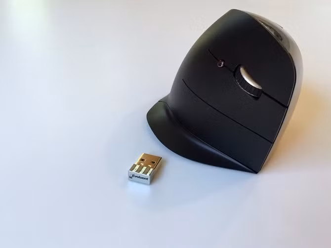 Tuy có thiết kế kì lạ và không được trang bị các tính năng cao cấp, nhưng Evoluent Vertical Mouse C lại có mức giá khá đắt, 110 USD (khoảng 2,4 triệu đồng).