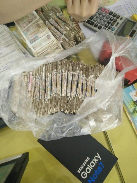 Nhiều cọc tiền lẻ được xếp gọn gàng khi thanh toán. Ảnh: VTA.