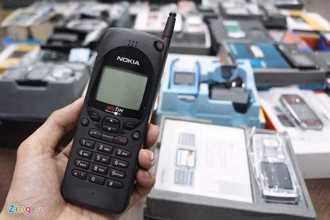 Nokia 2110 ra mắt năm 1994 là một trong những chiếc điện thoại di động nhỏ gọn đầu tiên sử dụng mạng GSM. Đây cũng là model "lớn tuổi" nhất trong bộ sưu tập của Đức Tuấn.
