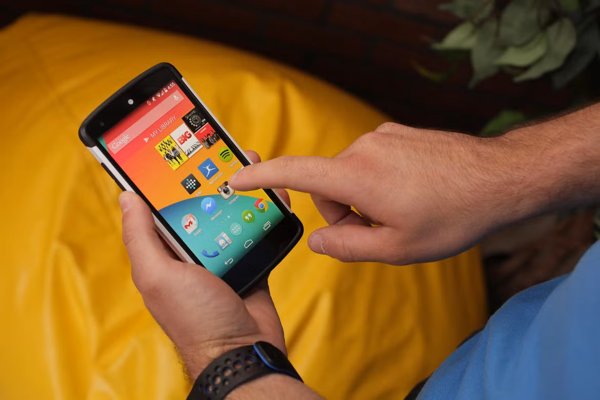 Giao diện chậm phản hồi. Bạn bắt đầu nhận thấy điện thoại chậm dần khi bộ nhớ trong đầy lên. Hãy thử xóa các ứng dụng, ảnh không dùng đến hoặc chuyển sang đám mây, thẻ nhớ ngoài. Ngoài ra, đóng các chương trình không cần thiết, xóa bộ nhớ đệm ứng dụng, hạn chế sử dụng hình nền động. Bộ nhớ đệm có thể xóa bằng cách vào Settings > Apps, chọn một ứng dụng, chọn Clear Cache. Các chương trình như App Cache Cleaner hay Clean Master có thể tự động hóa quy trình này.