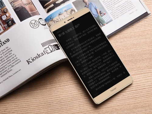 Hơn nữa, phablet trang bị panel màn hình Super AMOLED với 105% gam màu NTSC cho tỷ lệ tương phản 70.000 : 1. Huawei chào mời Honor Note 8 như là sản phẩm lý tưởng cho đa phương tiện, năng suất và chơi game nhờ màn hình rộng và mật độ điểm ảnh cao.