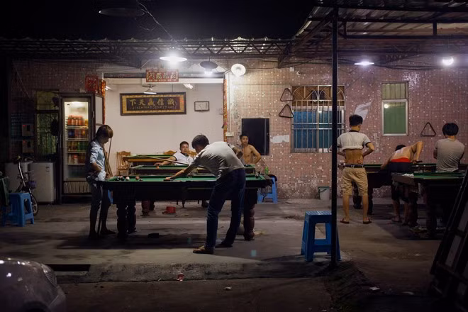 Một số khác tham gia các trò chơi giải trí đơn giản, đặt ngay bên trong các cửa hàng tiện lợi.