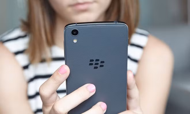 DTEK50 có giá bán 7,9 triệu đồng. Khách đặt trước được tặng sạc dự phòng chính hãng BlackBerry. Ảnh: Tomsguide.