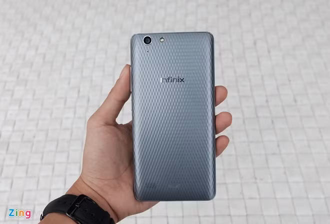 Mặt sau được làm vân khá đẹp mắt, dùng chất liệu nhựa. Thiết bị cho cảm giác cầm nhẹ, phần mặt sau hơi vát.