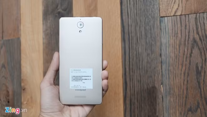 Máy dùng thiết kế nguyên khối, vỏ nhựa, lớp áo ngoài dùng công nghệ sơn phủ giả kim loại chống tĩnh điện, tạo độ nhám. Tuy vậy mặt lưng có độ hoàn thiện không cao, cảm giác khá ọp ẹp khi ấn mạnh.