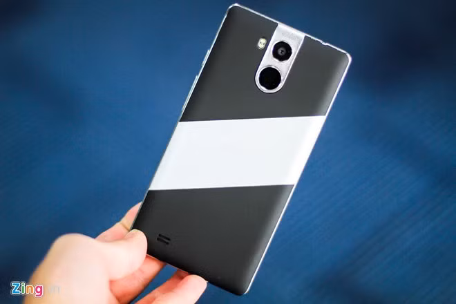 Loa thoại và cổng sạc nằm ở cạnh dưới, các chi tiết này đều được gia công tinh giản, độ hoàn thiện cao.