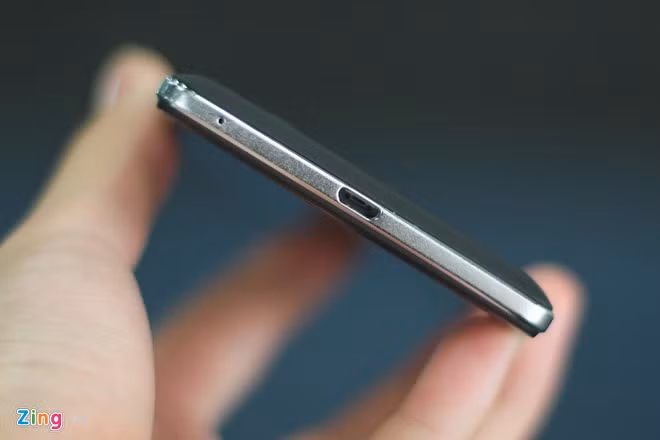 Loa thoại và cổng sạc nằm ở cạnh dưới, các chi tiết này đều được gia công tinh giản, độ hoàn thiện cao.