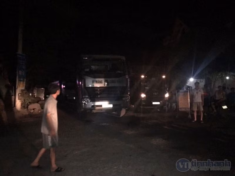 Cho đến 22h đêm đoàn xe này vẫn bị dân chặn và không cho đi.