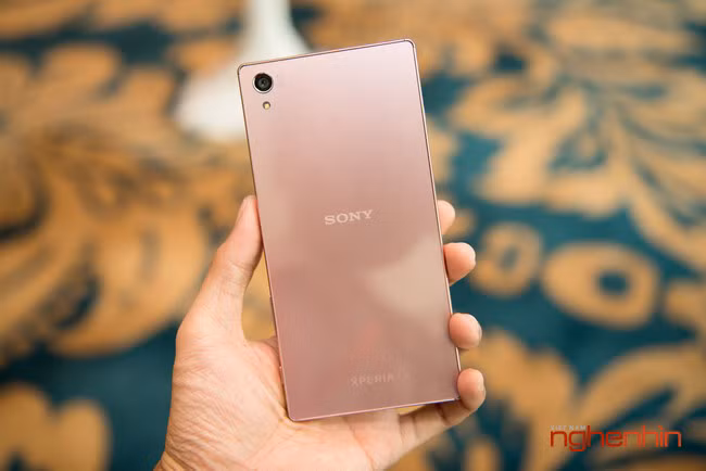 Vẫn là một thiết kế mang lại sự hài lòng tuyệt đối, hiện nay ít có thiết bị nào đẹp và sang trọng hơn Z5 Premium. Cấu hình của flagship này cũng chưa tụt hậu quá xa nhờ bộ xử lý cao cấp Snapdragon 810, RAM 3GB, camera trước 5MP, trong khi camera sau sở hữu cảm biến ảnh 23MP với tốc độ lấy nét chỉ 0,03s (được trang DxOMark đánh giá ngang bằng với Galaxy S7).