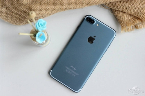 Apple dường như đang xem xét bổ sung cho iPhone 7 những màu sắc mới mẻ, bao gồm màu xanh và đen sâu, thậm chí cả đen piano. Mọi thứ vẫn còn phải chờ đợi câu trả lời chính thức từ Apple vào đêm nay.