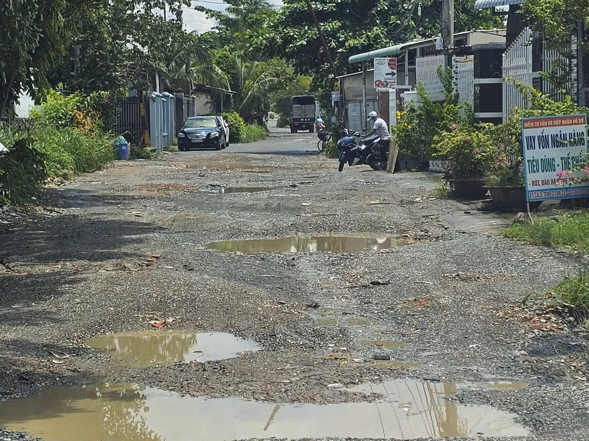 Nhiều năm nay người dân phải chịu đựng con đường đầy ổ voi, ổ trâu lớn. Ảnh HĐ